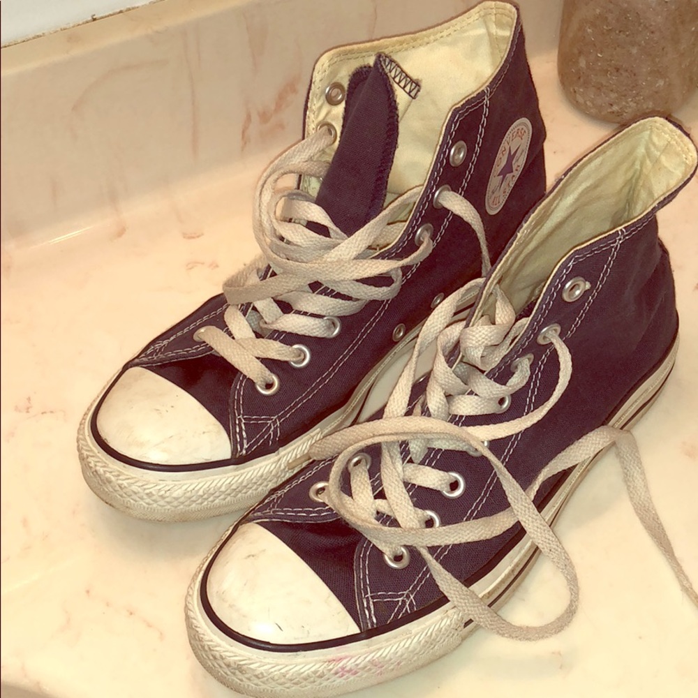 Navy blue women’s converse